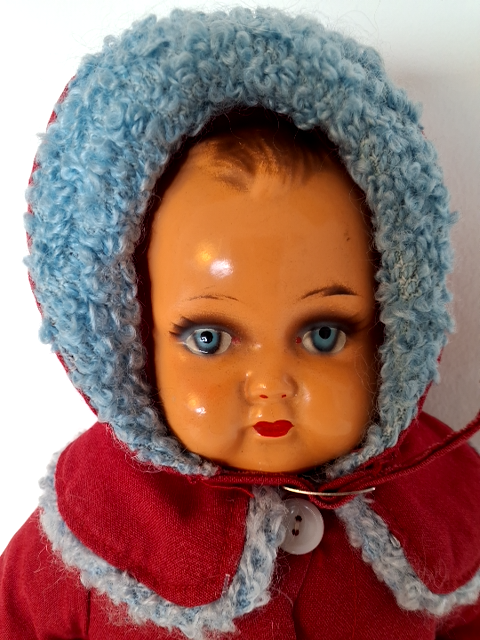 Rød porcelænsdukke